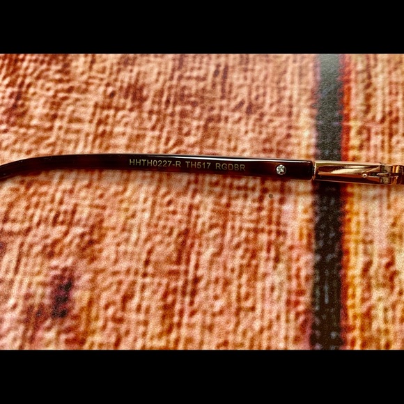 Tahari Metal Aviator Sunglasses - Picture 3 of 3